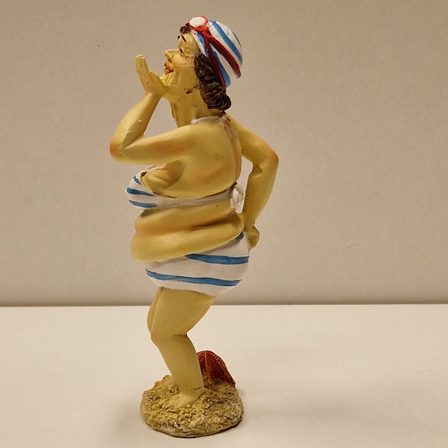 Sjarmerende eldre badedame i bikini som sender slengkyss