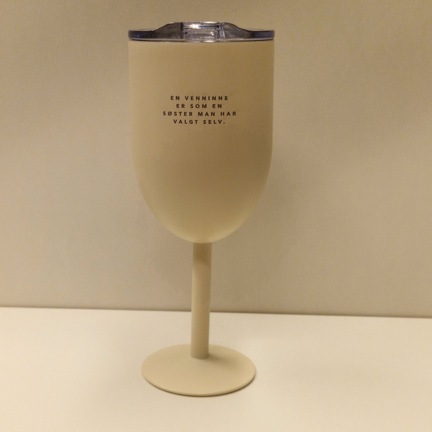 Hvit termo vinglass fra Pictureit  med teksten: en venninne er som en søster man har valgt selv