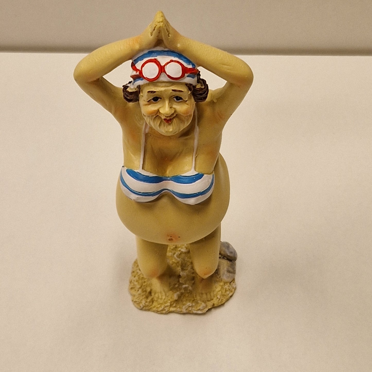 Sjarmerende eldre badedame i bikini - klar til å stupe