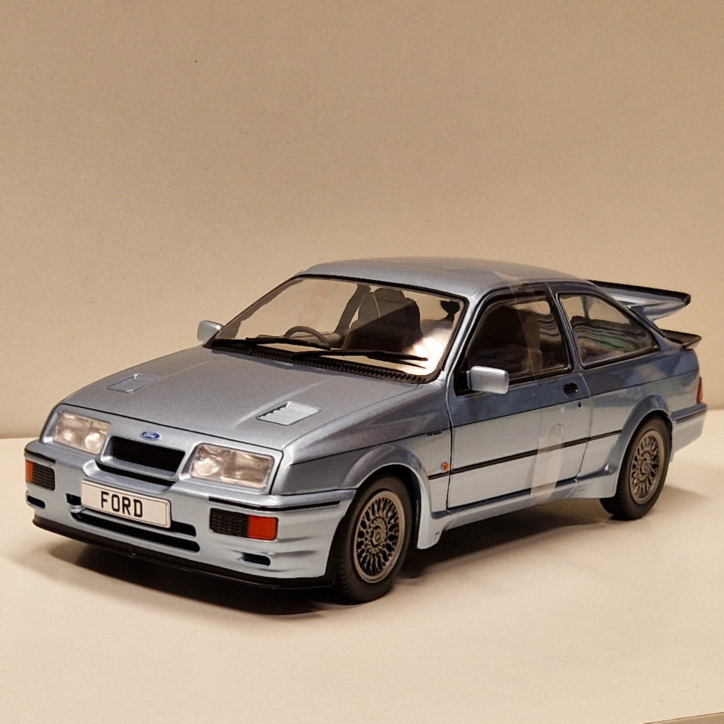 Ford Sierra RS500 Cosworth -  1987 - Lys blå metallic -  Solido - 1:18