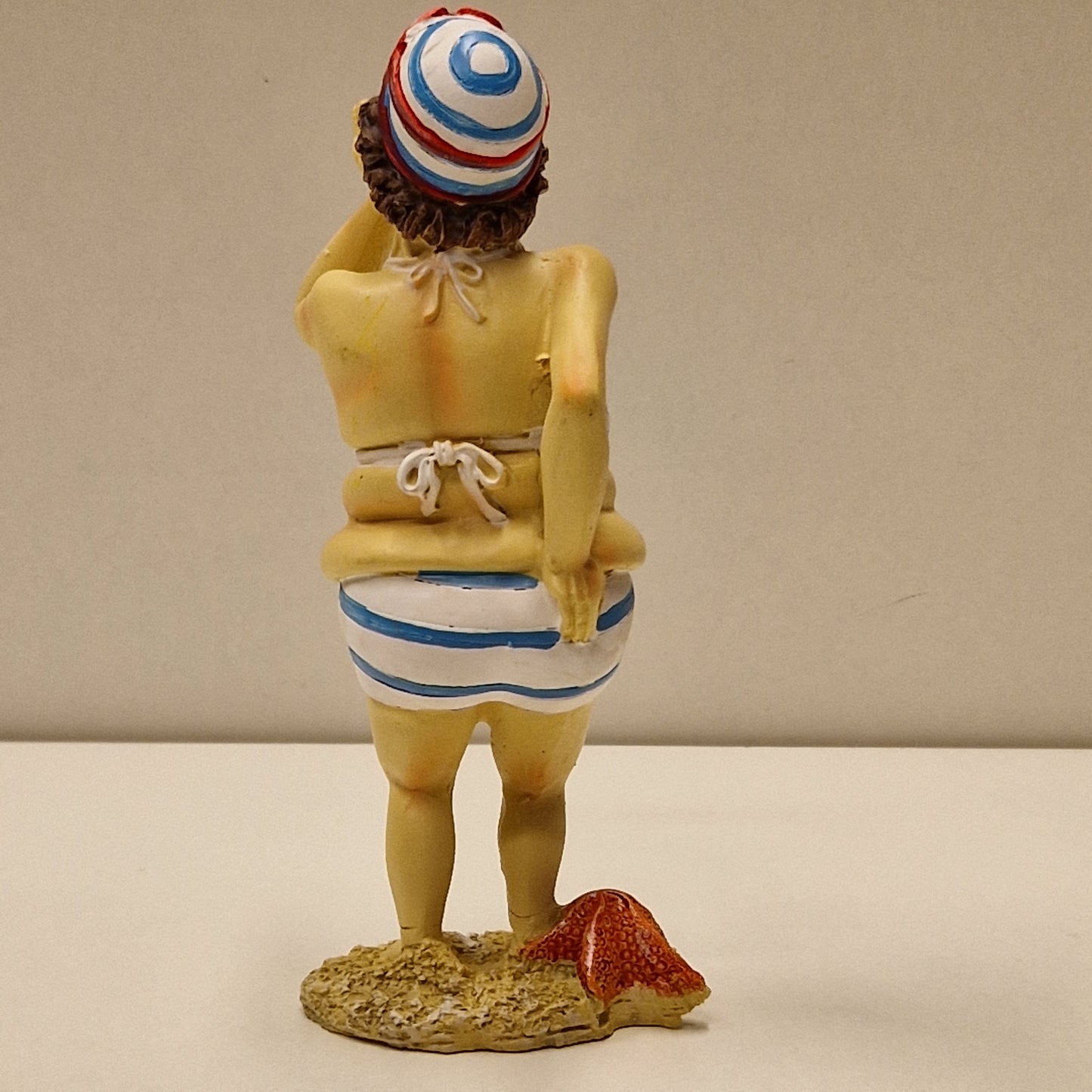 Sjarmerende eldre badedame i bikini som sender slengkyss