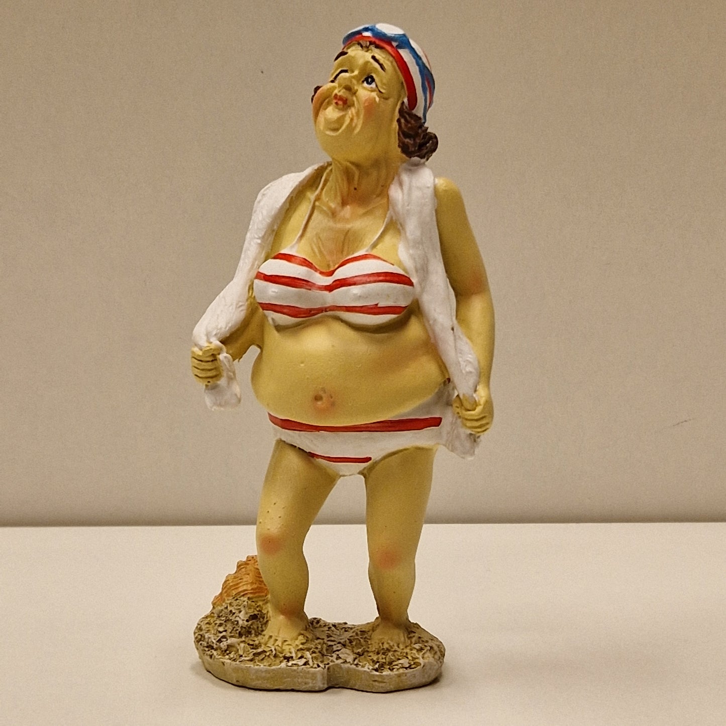 Sjarmerende eldre badedame i bikini, perfekt maritim dekor fra Lindesnes Hytteservice