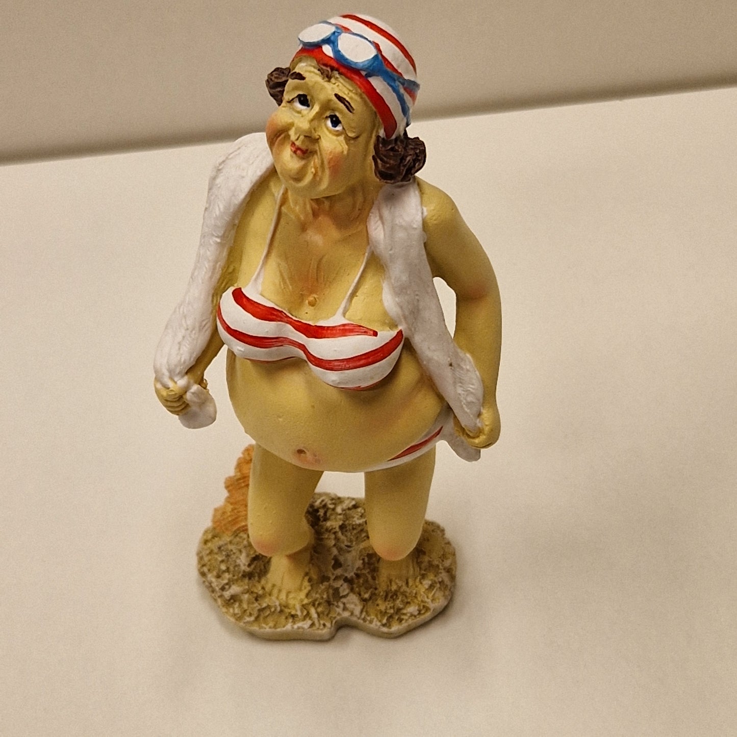 Sjarmerende eldre badedame i bikini og håndkle