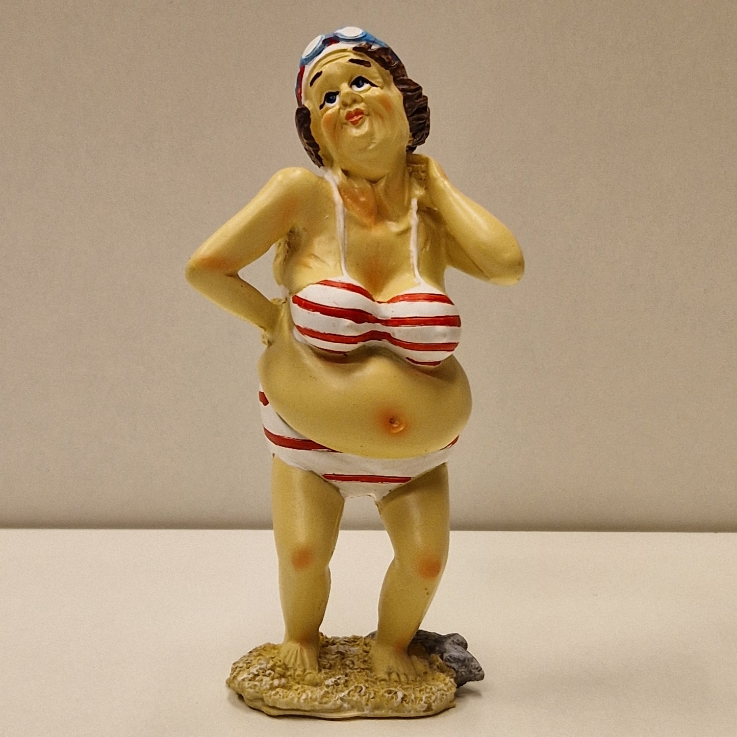 Sjarmerende eldre badedame i bikini, perfekt maritim pyntefigur fra Lindesnes Hytteservice