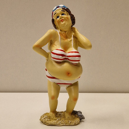 Sjarmerende eldre badedame i bikini, perfekt maritim pyntefigur fra Lindesnes Hytteservice