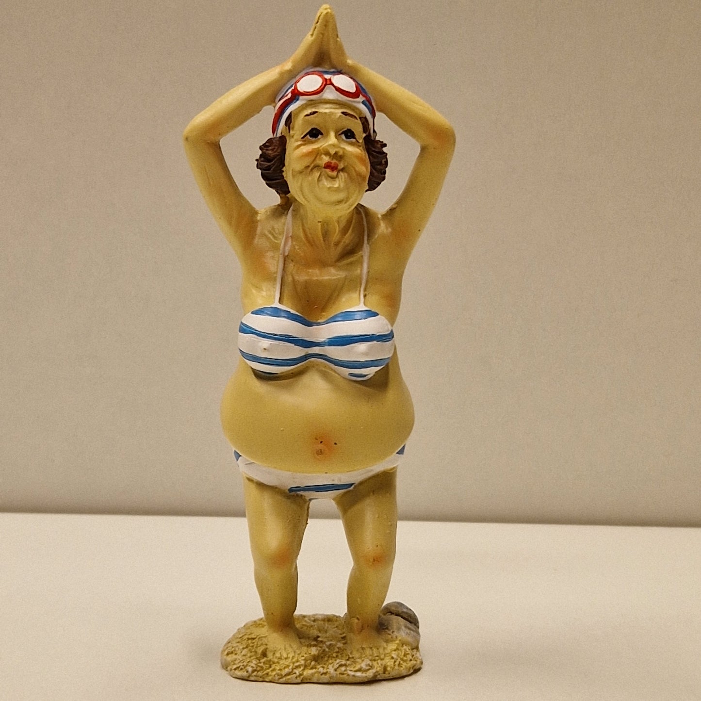 Sjarmerende eldre badedame i bikini, perfekt maritim dekor fra Lindesnes Hytteservice