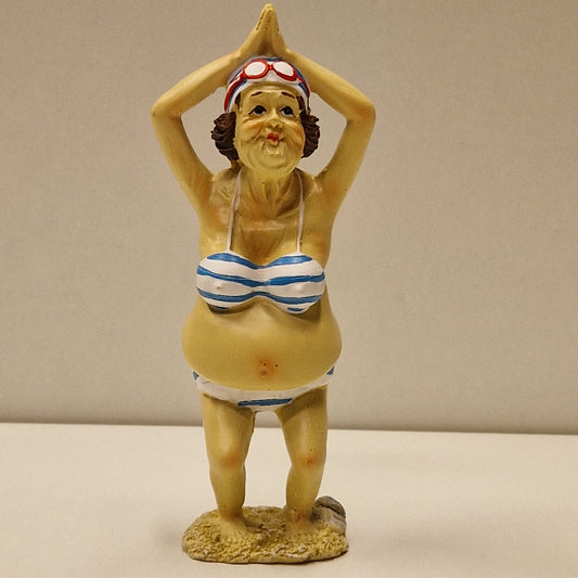 Sjarmerende eldre badedame i bikini, perfekt maritim dekor fra Lindesnes Hytteservice