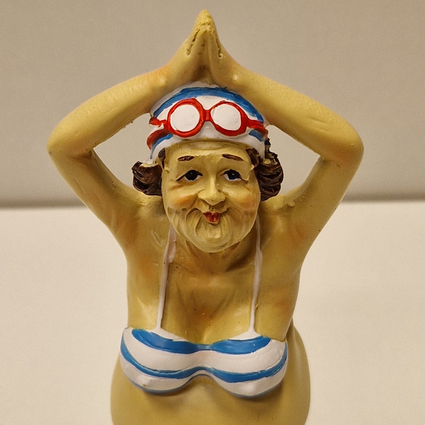 Sjarmerende eldre badedame i bikini - klar til å stupe