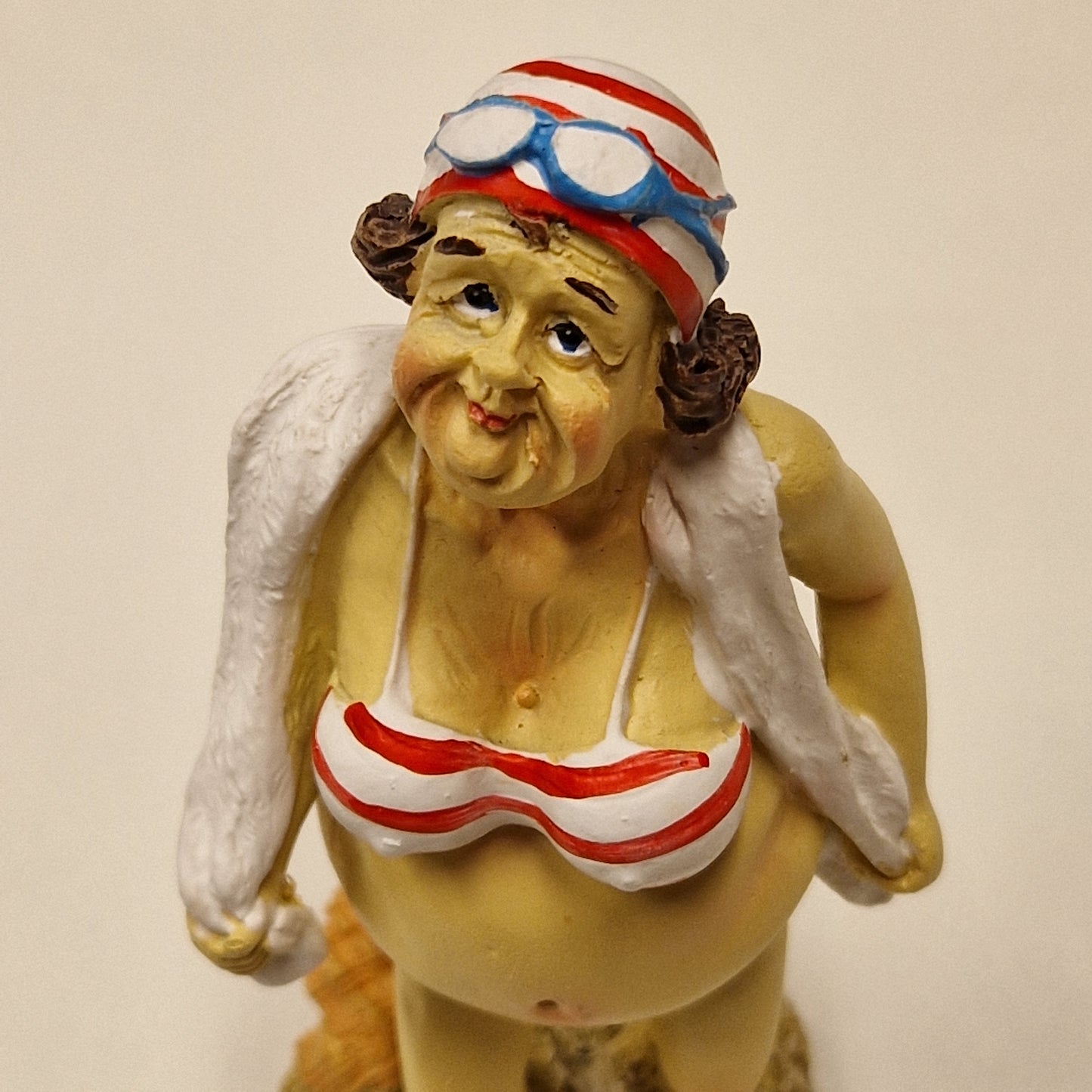 Sjarmerende eldre badedame i bikini og håndkle