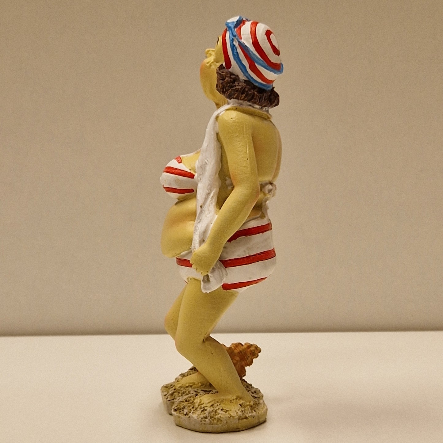 Sjarmerende eldre badedame i bikini og håndkle