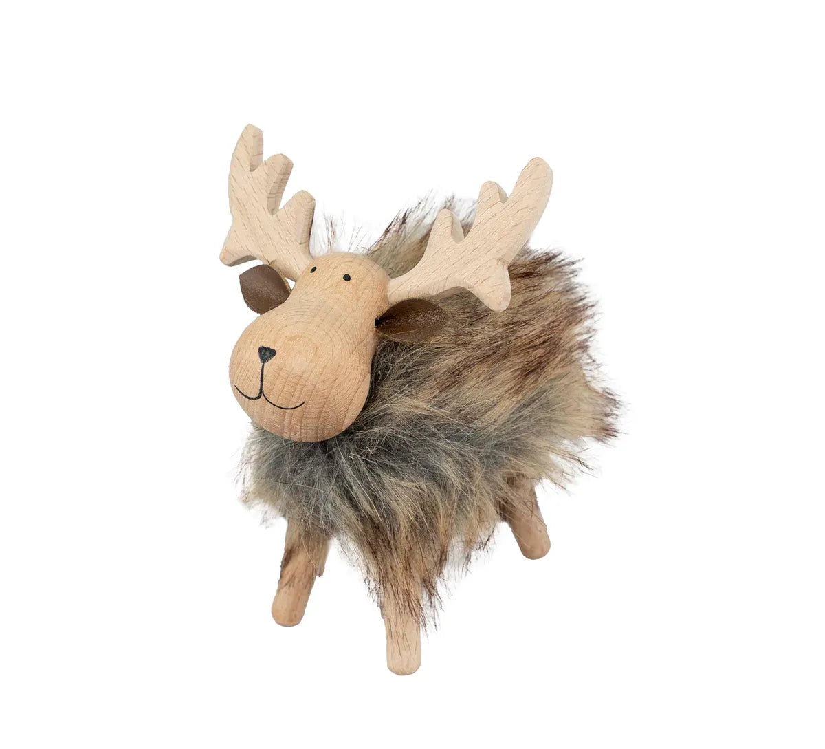 Lite reinsdyr laget i bøk og furu med gråbrun fluffy pels.