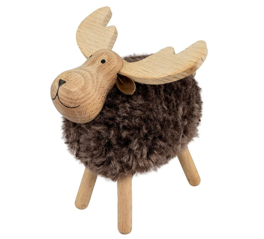 Stor elg i lyst tre med brun fluffy pels 