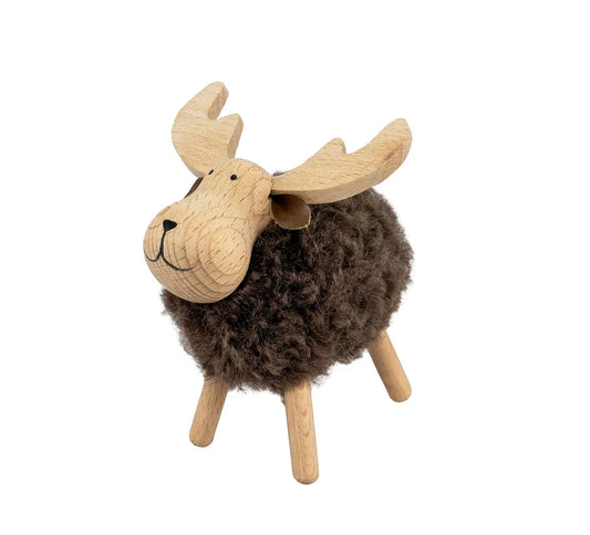 Liten elg i tre med brun fluffy pels
